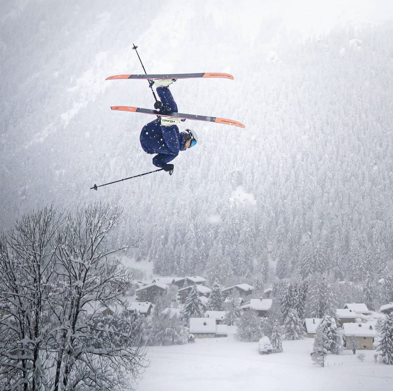 Skieur freestyle au-dessus de Morzine